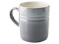 Une tasse en porcelaine grise.