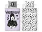 Parure de lit sur le thème de Wednesday Addams, avec un oreiller rayé et un oreiller avec un motif de crânes et d'oiseaux.