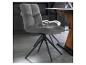 Chaise de salle à manger en velours gris avec pieds en métal noir dans un intérieur moderne.