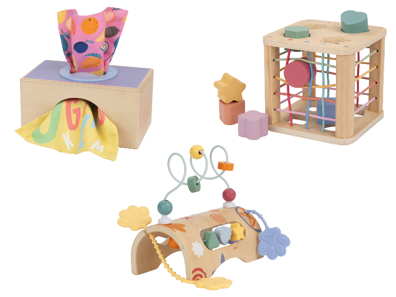 Jouets en bois: boîte à mouchoirs en tissu, cube d'activités et jeu de perles.