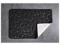 Un tapis de bain noir avec une texture de pierre.