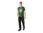 Homme en T-shirt vert avec imprimé d'outils et pantalon de travail noir.