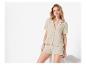 Ensemble pyjama beige : haut et short en tissu mousseline.