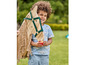 Un enfant avec un cheval en bois et une pomme.