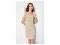 Femme en robe d'été beige clair.