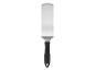 Spatule de cuisine en acier inoxydable avec manche noir.