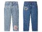 Deux jeans pour enfants, un bleu clair avec un patch Skye et un bleu foncé avec un patch Rocky.