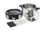 Un set de fondue avec une base ronde, une casserole et des fourchettes.