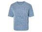 Un pull en maille bleu clair à manches courtes et à motif ajouré.