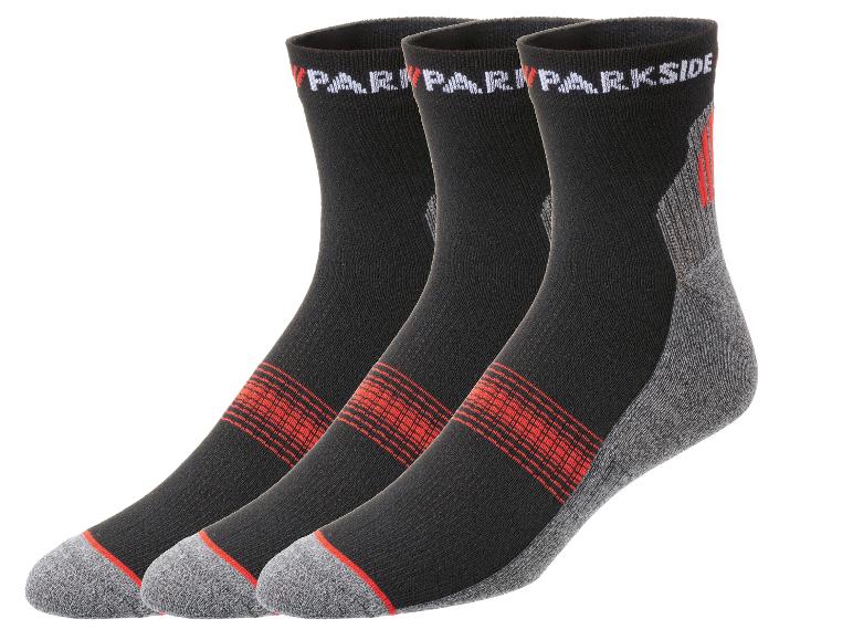 Trois paires de chaussettes noires Parkside avec des rayures rouges.