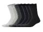 Sept paires de chaussettes pour hommes dans des tons de gris et de noir, alignées.