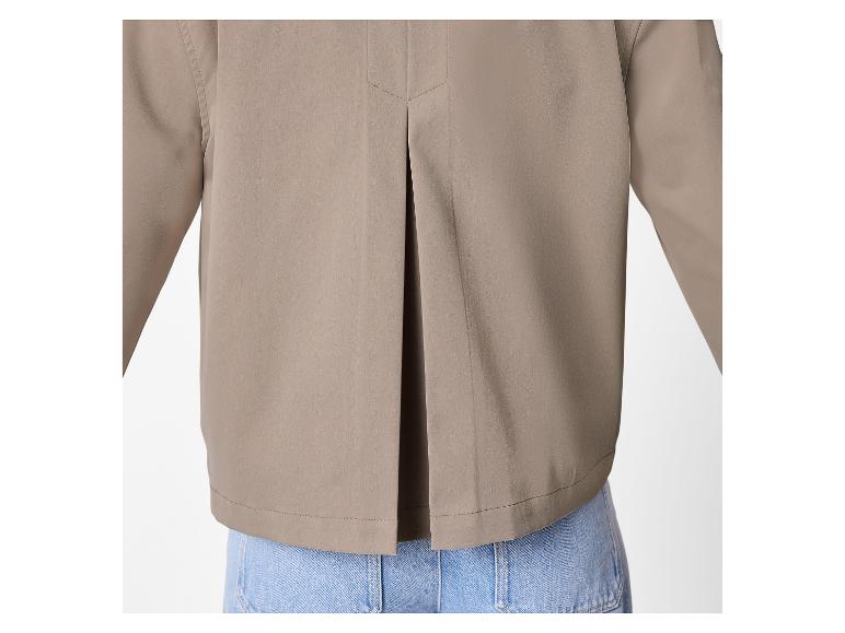 Vue de dos d'une chemise beige femme avec un pli, portée sur un jean bleu.