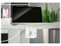 Un ordinateur portable sur un bureau avec une prise blanche en dessous.