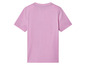 Un t-shirt rose à manches courtes.