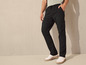 Un homme portant un pantalon cargo noir et des baskets blanches.