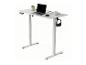Bureau assis-debout blanc avec ordinateur portable, souris, tasse et casque.