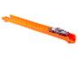 Voiture Hot Wheels sur une piste de course orange à deux voies