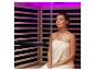 Femme se relaxant dans un sauna infrarouge avec éclairage violet