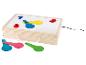 Jeu éducatif en bois avec un tableau lumineux et des formes colorées.