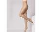 Des collants beiges sur une jambe de femme.