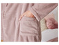 Une robe de chambre rose douce avec une poche