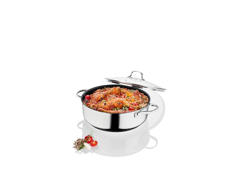 Une casserole avec un couvercle, remplie de poulet rôti et de riz.