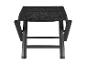Une chaise pliante noire avec un siège tissé.