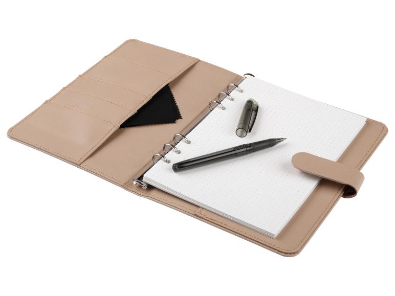 Carnet à spirales beige, deux stylos et chiffon microfibre.