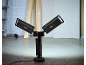 Projecteur de travail double sur pied dans un chantier de construction