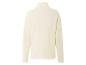 Un pull crème à manches longues et col roulé.