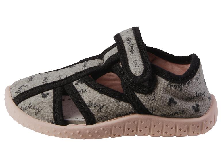 Une paire de pantoufles Mickey Mouse avec une semelle rose.