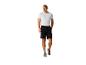 T-shirt blanc, shorts noirs et baskets grises pour homme.