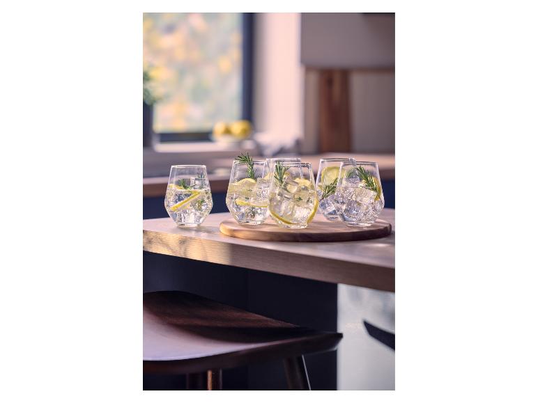 Verres avec boisson rafraîchissante, glace, citron et romarin sur une table en bois.