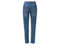 Un jean bleu pour femmes.