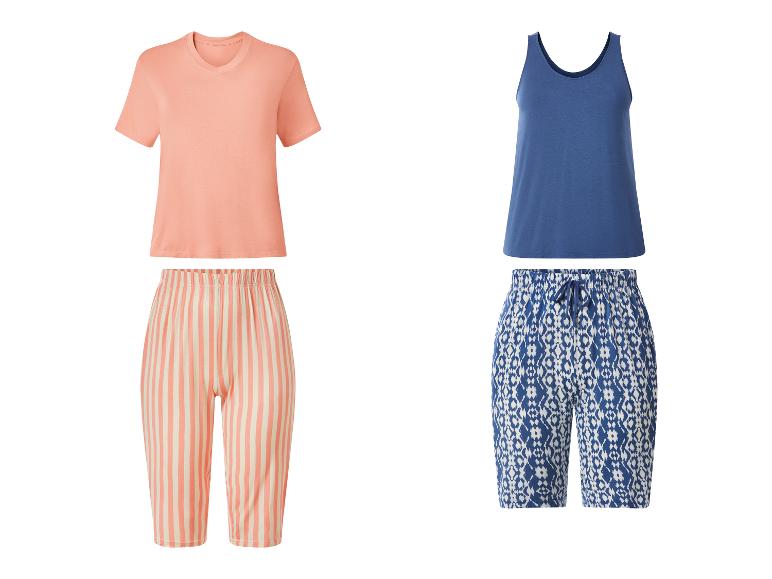 Deux ensembles de pyjama : un t-shirt pêche avec un pantalon rayé et un débardeur bleu avec un pantalon à motifs.