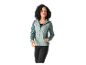 Femme portant une veste matelassée Icepeak.
