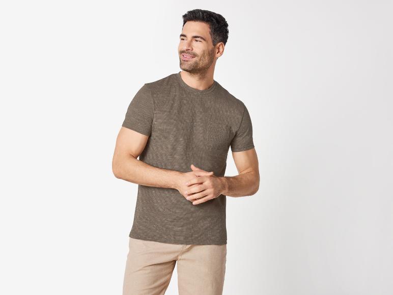 T-shirt marron et pantalon beige pour homme.