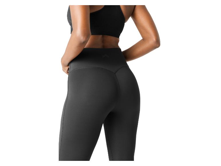 Femme en brassière de sport noire et leggings noirs, vue arrière