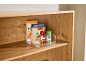 Conteneur transparent avec pâtes et épices sur une étagère en bois.