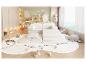 Chambre d'enfant avec canapé modulaire, jouets en bois et étagères à jouets.