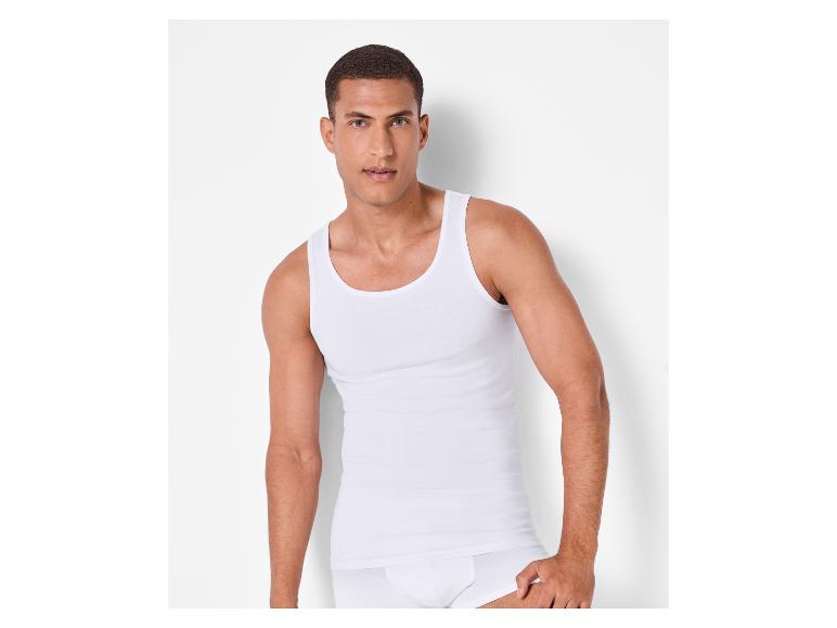 Homme en débardeur et slip blancs