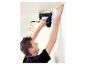 Homme installant une moulure de plafond avec un cloueur pneumatique LIVARNO® PB131