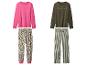 Deux ensembles de pyjamas pour femmes : un rose avec un pantalon imprimé léopard, un vert olive avec un pantalon rayé.