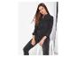 Une femme en jean noir et chemise en jean.
