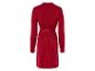 Une robe rouge scintillante à manches longues et une ceinture.