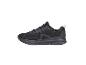 Chaussure de sport noire avec tige en mesh et semelle texturée.