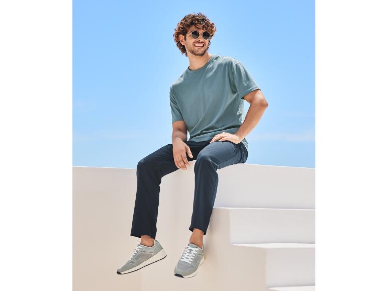 T-shirt, pantalon et baskets : mode masculine décontractée.