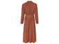 Une longue robe marron avec ceinture.