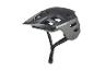 Un casque de vélo noir avec une visière et une sangle de menton.