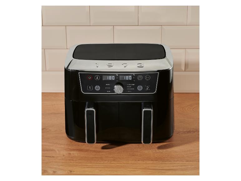 Friteuse à air double noire avec écran numérique sur un comptoir en bois.